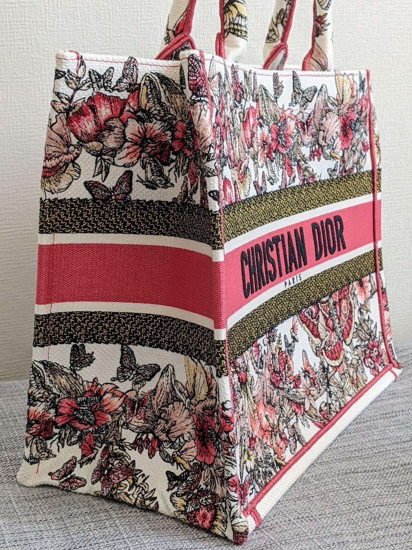 【人気】ディオール ブックトート 偽物 花柄 ちょう 刺繍 M1296ZRHQ_M884