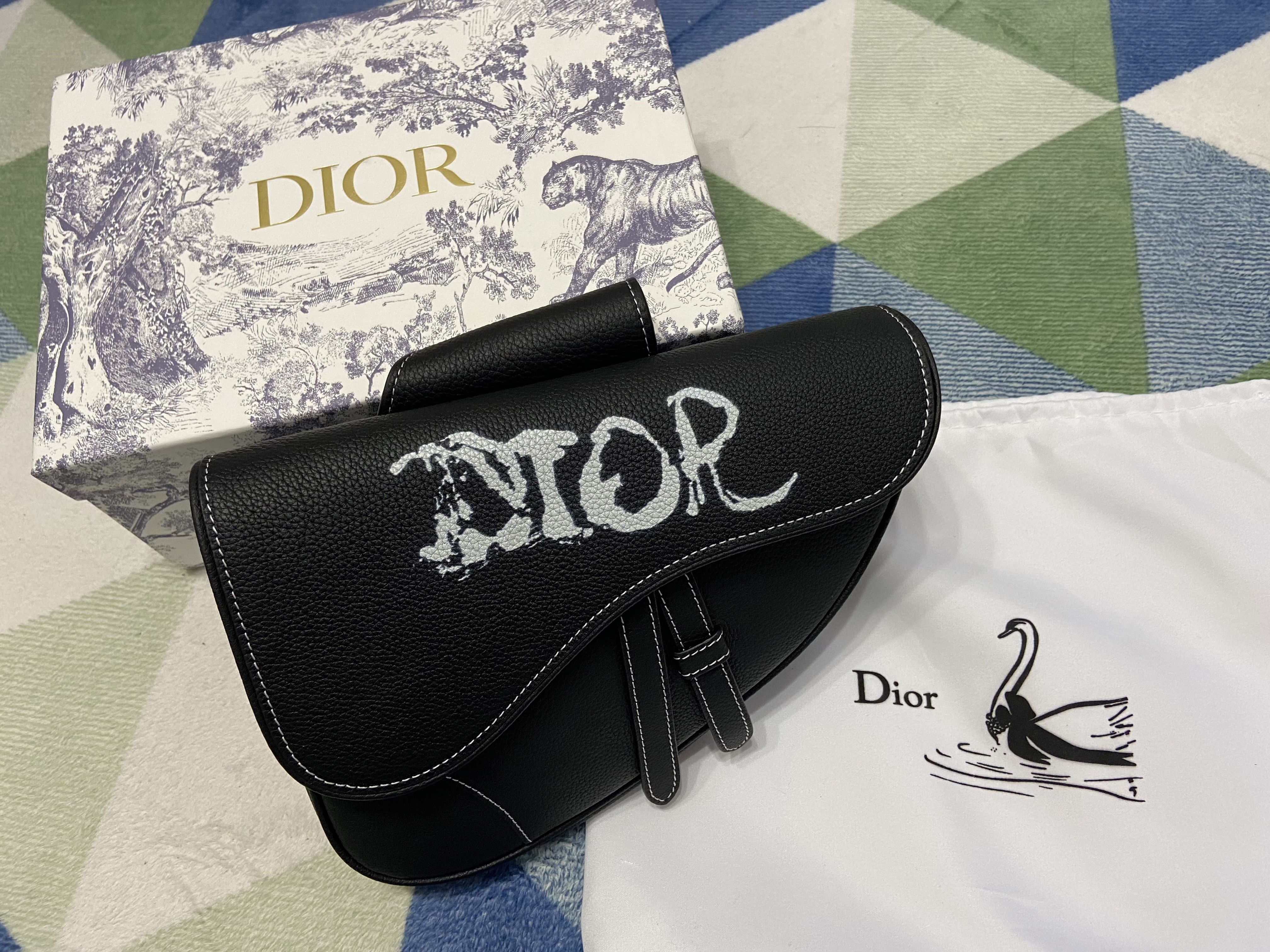 ディオール バッグ 偽物★AND PETER DOIG SADDLE バッグ 1ADPO093UCE_H03E