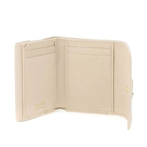 お洒落で可愛いミュウミュウ◆マドラス 偽物 レザー フラップ付折り財布5MH043 2AJB