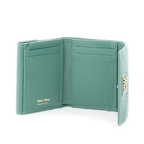 お洒落で可愛いミュウミュウ◆マドラス 偽物 レザー フラップ付折り財布5MH043 2AJB