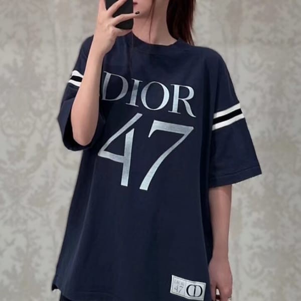 【即発】ディオール Tシャツ 偽物 半袖 コットン 1947ラベル 3色 413J640A0849_C580