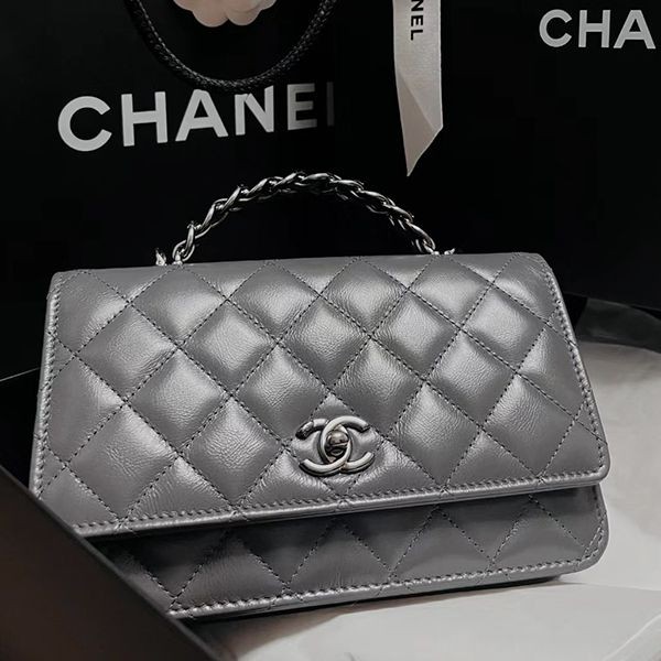 NEWカラー完売必須シャネル チェーンウォレット シャイニー AP3645 B14291 NR652