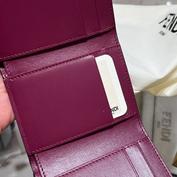 フェンディ 偽物 FFダイヤモンド/ツートン 三つ折り財布 8色 8M0480ALV4F1N1G