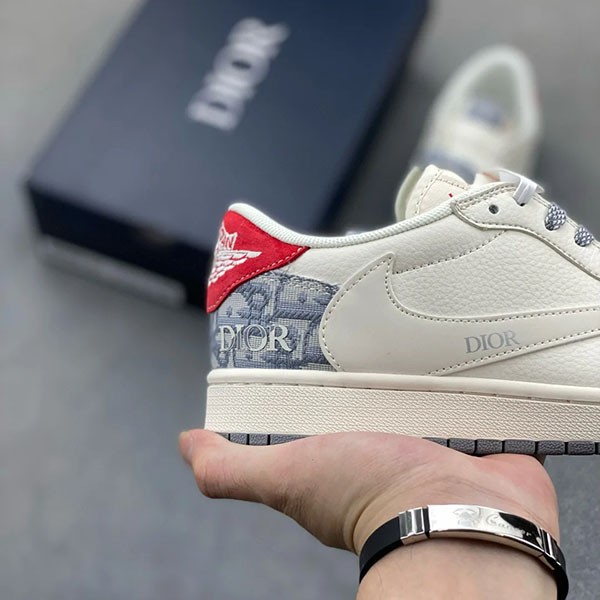トラヴィス  x Fragment Design x エアジョーダン1  Low OG SP w24102901