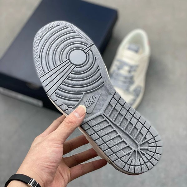 トラヴィス  x Fragment Design x エアジョーダン1  Low OG SP w24102901
