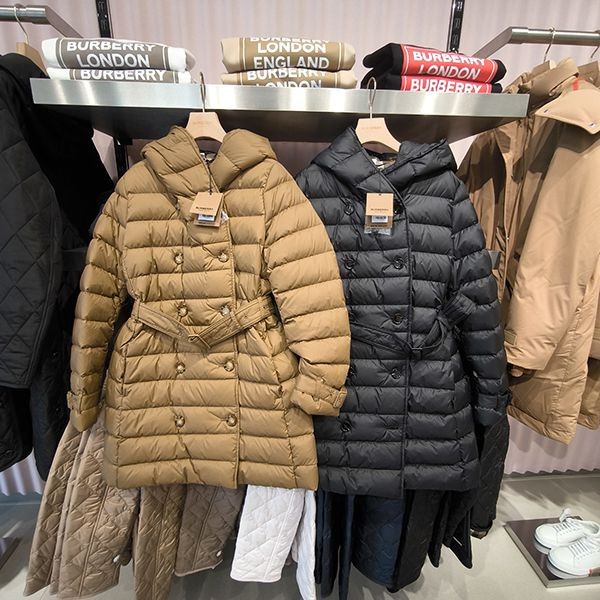 【セレブ多数愛用】【バーバリー】WITLEY SHORT ベルテッド ダウンコート 偽物 8091112