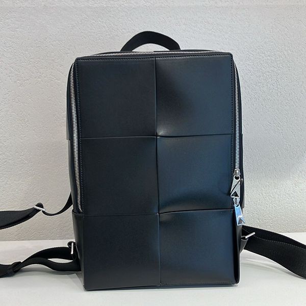 入手困難ボッテガヴェネタ ARCO 偽物 スムースレザー 縦型 バックパック 680092VB1K