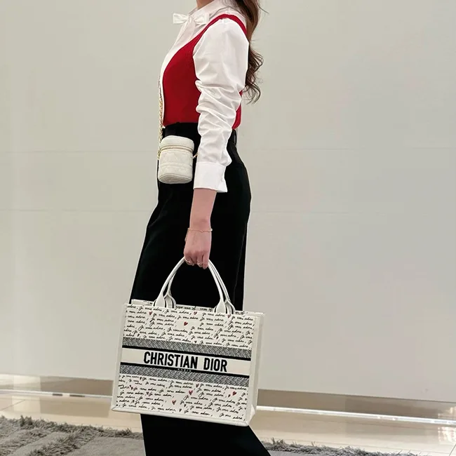 ディオール Book Tote バッグ n級品 ミディアム M1324CZBX_M933