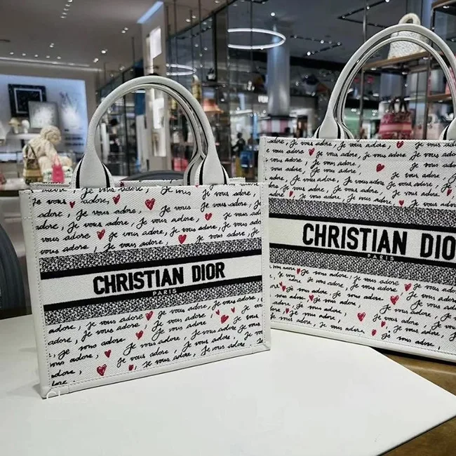 ディオール Book Tote バッグ n級品 ミディアム M1324CZBX_M933