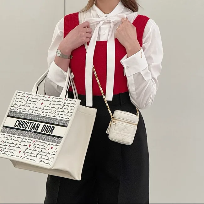 ディオール Book Tote バッグ n級品 ミディアム M1324CZBX_M933