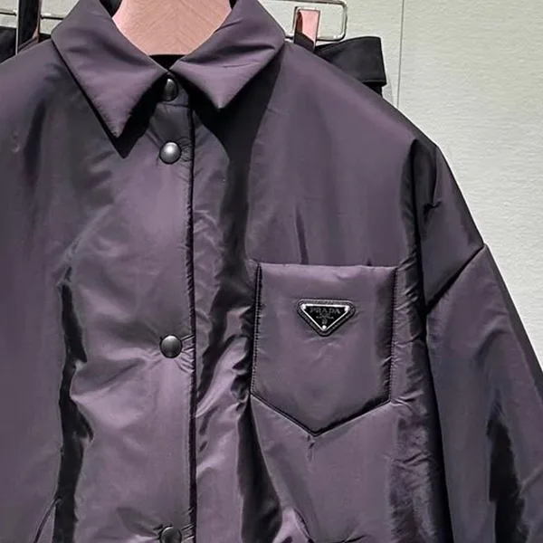 NEWカラー完売必須プラダ リナイロン 軽量 パデッドジャケット 偽物 ロゴ付 pd253282