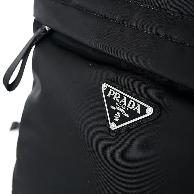 【VIPセールで入荷！】プラダ 三角 ロゴ付き バックパック リュックサック 2VZ034