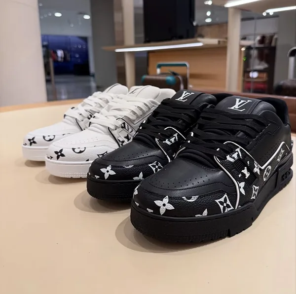 ルイヴィトン LV トレイナー 偽物 スニーカー モノクロモノグラム レザー 1AHTO
