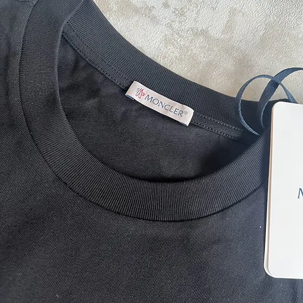 【コーデを格上げ】モンクレール 刺繍ロゴパッチ Tシャツ 偽物 半袖 K10918C0001189AJS999