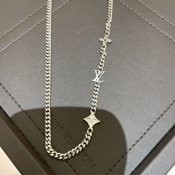 入手困難ルイヴィトン ネックレス・モノグラム コピー ロウ M01490