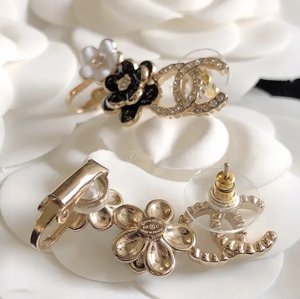 【即発】お耳を包み込むお花がかわいい♡華やぐ25P シャネル ピアス パチモン cc25481