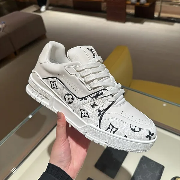 ルイヴィトン LV トレイナー 偽物 スニーカー モノクロモノグラム レザー 1AHTO