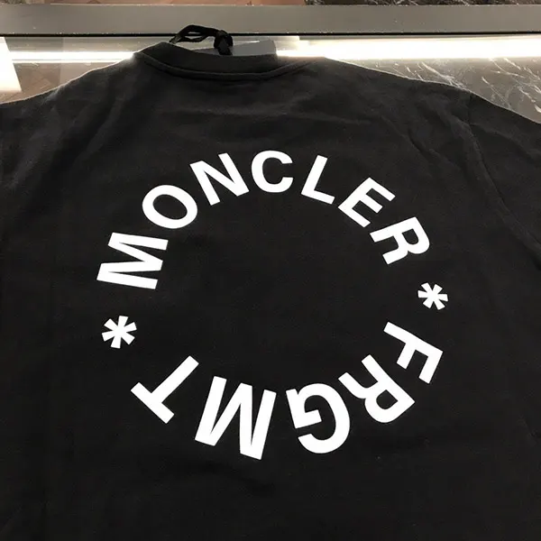 【最終セール価格！】限定コラボ【モンクレール x FRGMT 偽物】バックロゴTシャツ☆2色 K109U8C00002M3265999