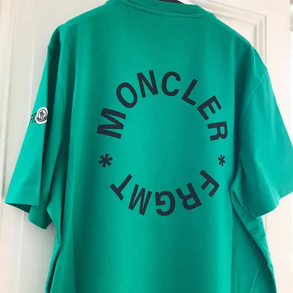 【最終セール価格！】限定コラボ【モンクレール x FRGMT 偽物】バックロゴTシャツ☆2色 K109U8C00002M3265999