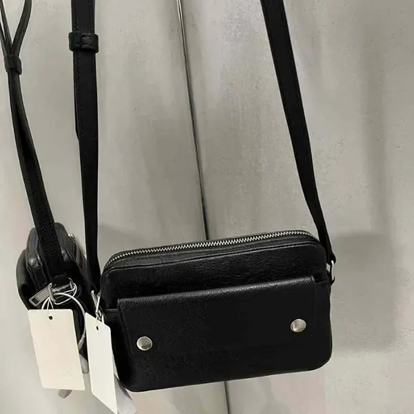 【VIPセールで入荷！】セリーヌ ミニ カメラバッグ トリオンフ エンボス加工 119243GDW