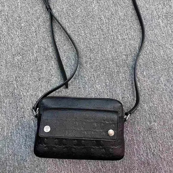 【VIPセールで入荷！】セリーヌ ミニ カメラバッグ トリオンフ エンボス加工 119243GDW