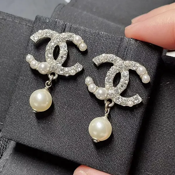 人気アイコン！即発送シャネル CCロゴ パールピアス コピー 揺れアクセ AB5737 B04938 NB264