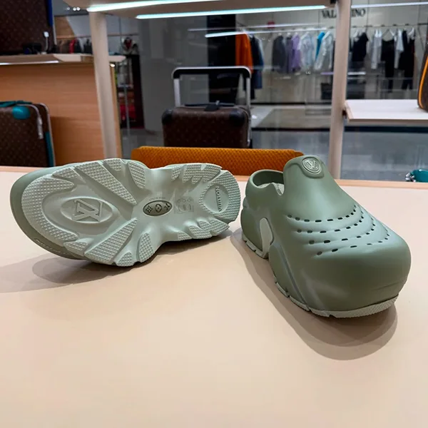 残り僅かクッション性高めで歩きやすい♪ルイヴィトン シャークサンダル 偽物 3色展開 1ADGM
