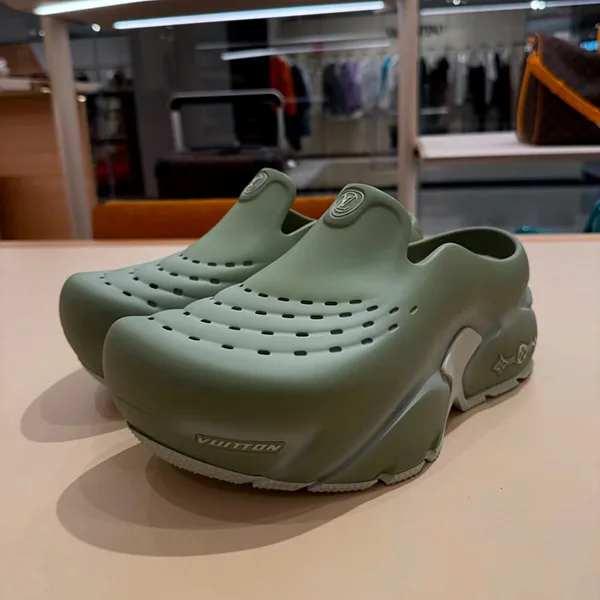 残り僅かクッション性高めで歩きやすい♪ルイヴィトン シャークサンダル 偽物 3色展開 1ADGM