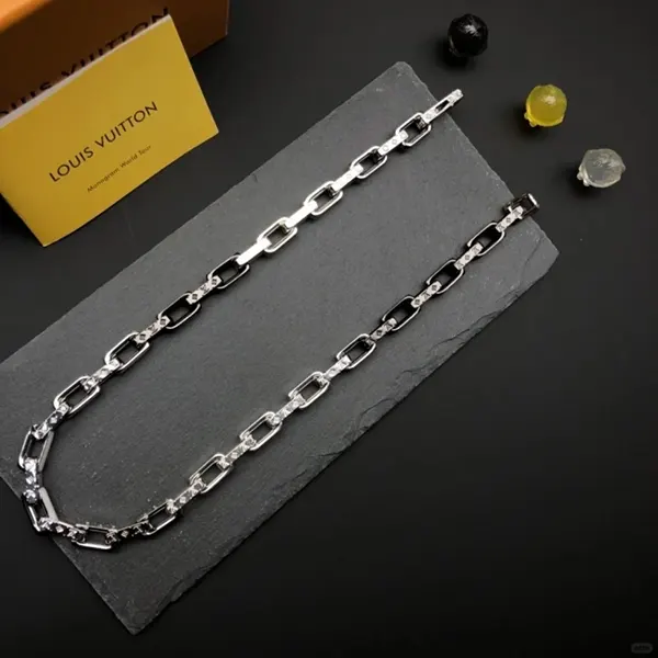 ＜最新で絶対欲しい>ルイヴィトン Monogram チェーンネックレス スーパーコピー M00677