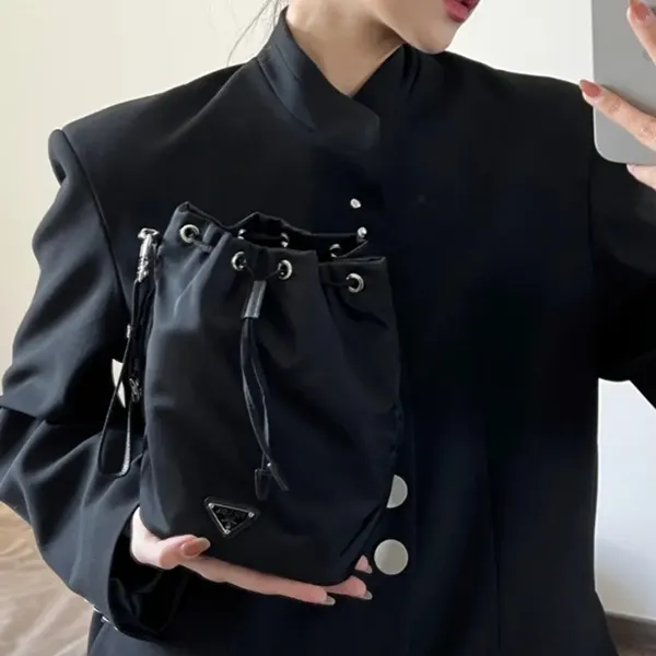 プラダ Re-Nylon 巾着 ポーチ ブラック スーパーコピー 1NE369
