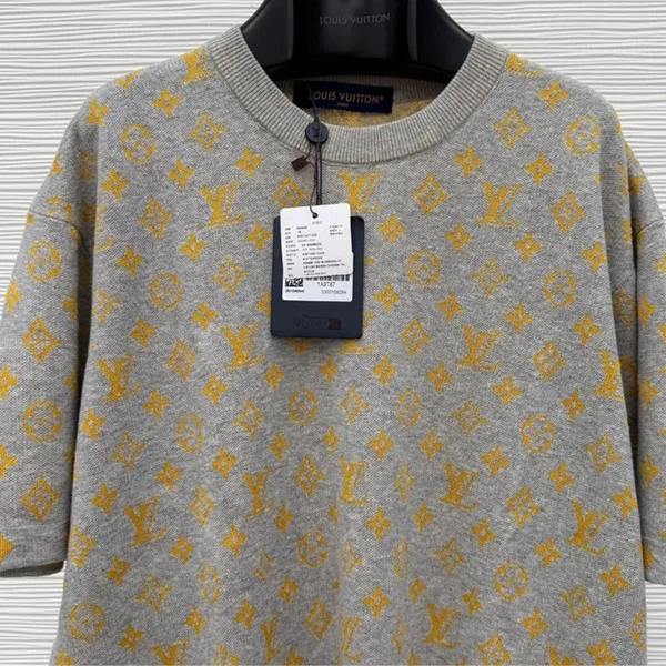 《大人気》ルイヴィトン モノグラム 半袖トップス コピー 1AHVP