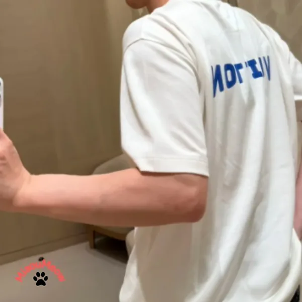 芸能人愛用メンズ*LV*ブルーブ ルイヴィトン コピー ロックロゴ ホワイト Tシャツ 半袖 1AIML