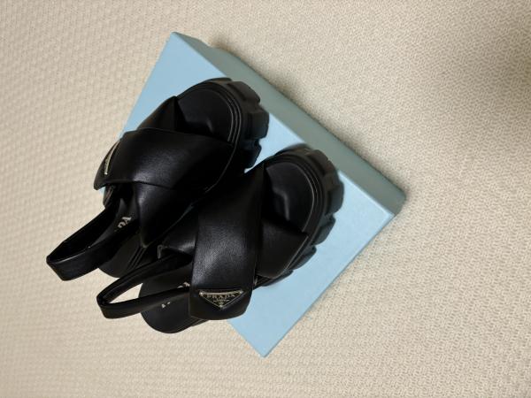 【手元に在庫有】プラダ モノリス パデッド ナッパレザーサンダル 偽物 2色 1X123N_2DL8_F0002_F_055