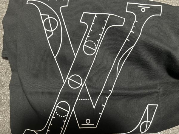 ルイヴィトン Tシャツ 偽物★バスケットボールコラボNBA ロゴTシャツ 半袖 黒 1A8X0V
