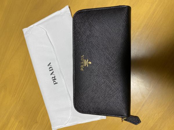プラダ スーパーコピー財布 ラウンドファスナー ブラック 型押し革レザー レディース メンズ 1M0506