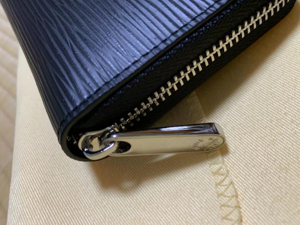 シュプリーム ヴィトン 財布 偽物 ファスナー開閉式 ジッピーウォレット 黒 M67723-1