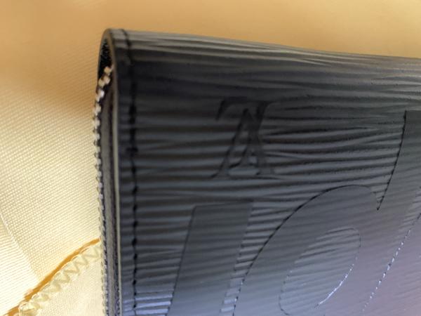 シュプリーム ヴィトン 財布 偽物 ファスナー開閉式 ジッピーウォレット 黒 M67723-1