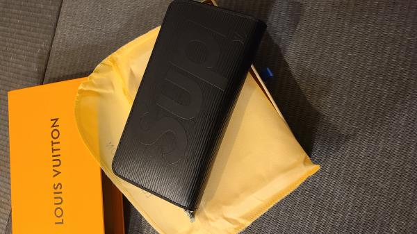 シュプリーム ヴィトン 財布 偽物 ファスナー開閉式 ジッピーウォレット 黒 M67723-1