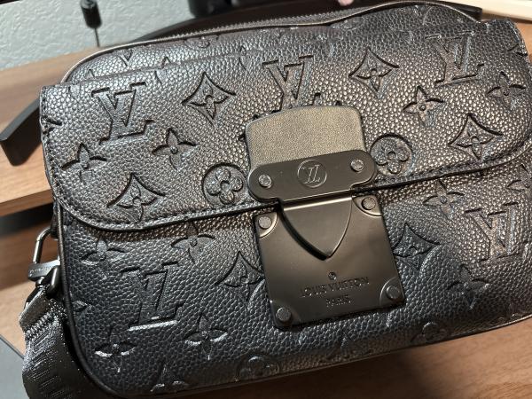 【限定色】ルイヴィトン トリヨンレザーバッグ 偽物 Sロック メッセンジャー M58488