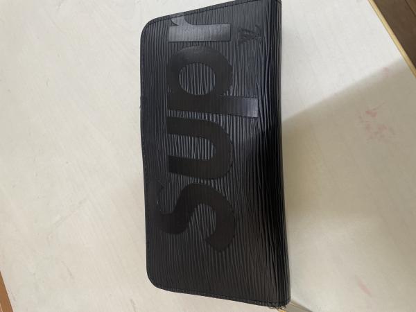 シュプリーム ヴィトン 財布 偽物 ファスナー開閉式 ジッピーウォレット 黒 M67723-1
