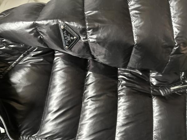パロディプラダ n級品 トライアングルロゴ ダウンジャケット sgh072