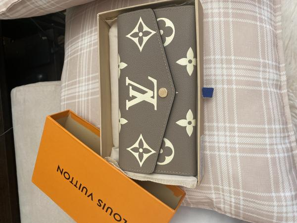 完売前に！ルイヴィトン ポルトフォイユ・サラ NM 長財布 コピー M81049