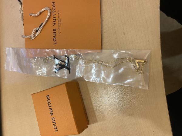 M61083 偽物 ルイヴィトン ネックレスエセンシャルV アクセサリー 人気  ペンダント 2色 シルバー/ゴールド