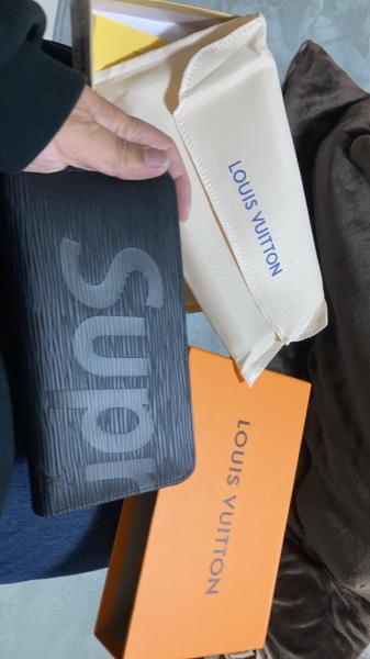 シュプリーム ヴィトン 財布 偽物 ファスナー開閉式 ジッピーウォレット 黒 M67723-1