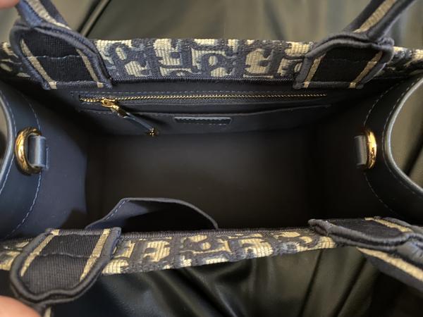 ディオール BOOK TOTE バッグ 偽物 スモール M1325CZBB_M928