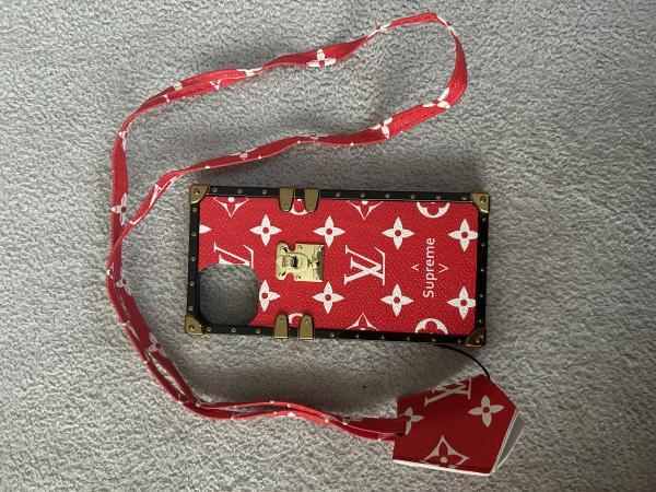 ルイヴィトン Supreme コピー アイトランク iphone15ケース レザーストラップ付き シュプリーム iphone14 pro/13ケース セレブ  激安 7色 24050802