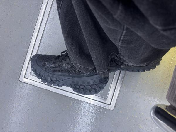バレンシアガ ディフェンダー メッシュ スニーカー ユニセックス ブラック 685613 W2RA6 1000