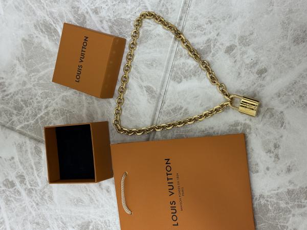 【残暑SALE！】​ルイヴィトン コリエ・LVエッジ カデナ ネックレス 偽物 MP2993
