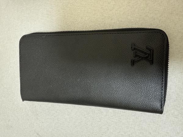 ルイヴィトン ジッピーウォレット 偽物 ヴェルティカル 財布 2色 M81743​