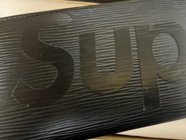 シュプリーム ヴィトン 財布 偽物 ファスナー開閉式 ジッピーウォレット 黒 M67723-1